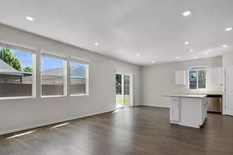 Living - 3829 Pointer Dr, Klamath Falls, OR 97603 photo 1 of 1