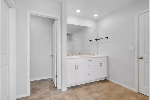 Entry Way - 3829 Pointer Dr, Klamath Falls, OR 97603 photo 5 of 7