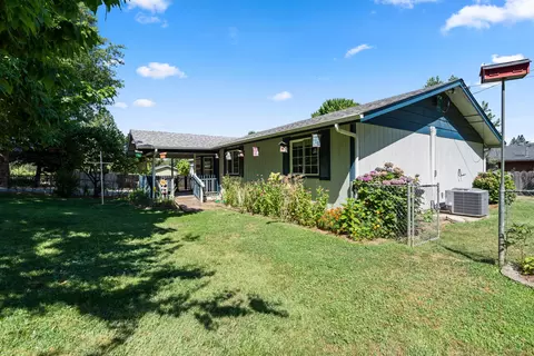 1980 Keldan Ln, Grants Pass, OR 97527