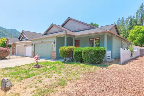 100 Westbrook Dr, Rogue River, OR 97537