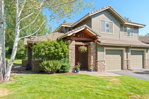 61771 Metolius Dr, Bend, OR 97702