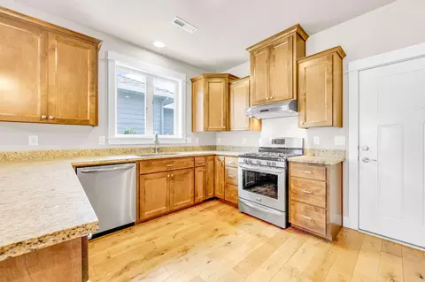 Kitchen - 1167 Boulder Ridge St, Central Point, OR 97502 photo 2 of 3
