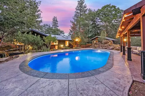 1065 S Shasta Ave, Eagle Point, OR 97524