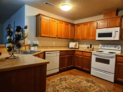 Kitchen - 332 Cheney Loop, Central Point, OR 97502 photo 1 of 3
