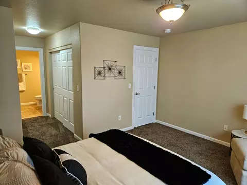 Bedroom - 332 Cheney Loop, Central Point, OR 97502 photo 2 of 3
