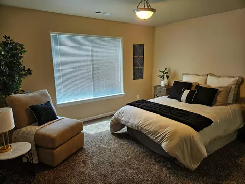 Bedroom - 332 Cheney Loop, Central Point, OR 97502 photo 1 of 3