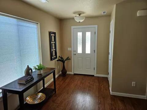 Entry Way - 332 Cheney Loop, Central Point, OR 97502 photo 1 of 1