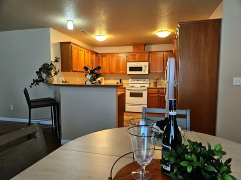 Kitchen - 332 Cheney Loop, Central Point, OR 97502 photo 3 of 3