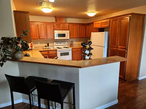 Kitchen - 332 Cheney Loop, Central Point, OR 97502 photo 2 of 3