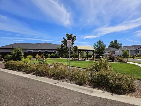 Exterior - 332 Cheney Loop, Central Point, OR 97502 photo 6 of 10