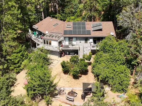 899 Timberlake Dr, Ashland, OR 97520