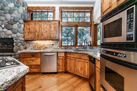 Kitchen - 18355 Pinehurst Rd, Bend, OR 97703 photo 4 of 4