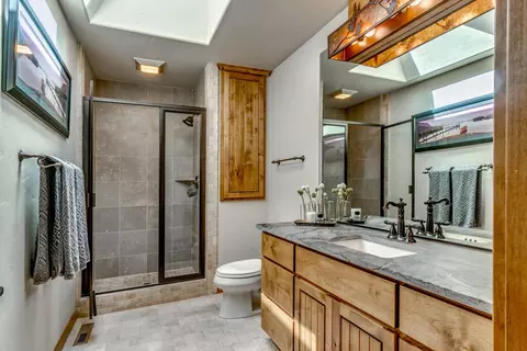 Bath - 18355 Pinehurst Rd, Bend, OR 97703 photo 5 of 5