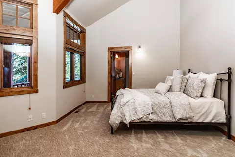 Bedroom - 18355 Pinehurst Rd, Bend, OR 97703 photo 3 of 6