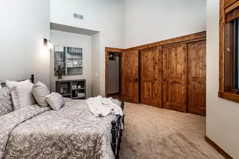 Bedroom - 18355 Pinehurst Rd, Bend, OR 97703 photo 2 of 6