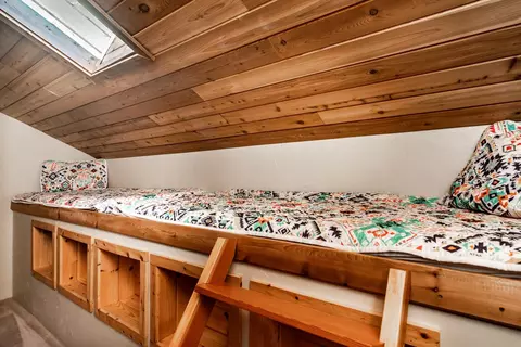 Bedroom - 18355 Pinehurst Rd, Bend, OR 97703 photo 4 of 6