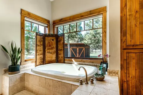 Bath - 18355 Pinehurst Rd, Bend, OR 97703 photo 2 of 5