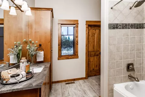 Bath - 18355 Pinehurst Rd, Bend, OR 97703 photo 4 of 5
