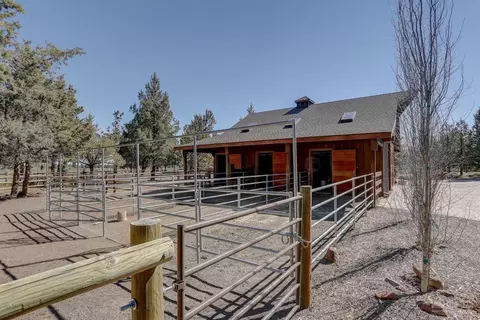Exterior - 18355 Pinehurst Rd, Bend, OR 97703 photo 3 of 7