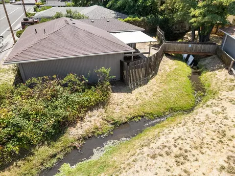 610 Freeman Rd, Central Point, OR 97502 photo 2