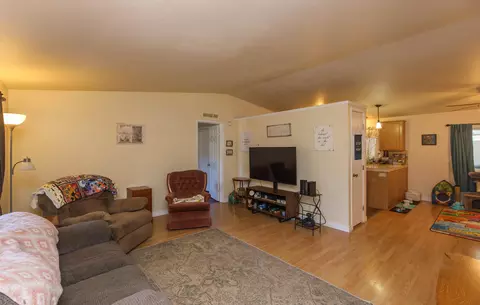 633 E Archwood Dr UNIT 44, Eagle Point, OR 97524 photo 3