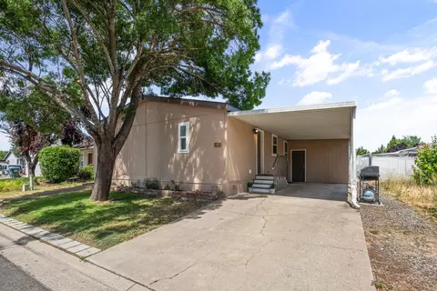 633 E Archwood Dr #131, Eagle Point, OR 97524