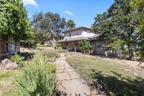 964 Holton Rd, Talent, OR 97540