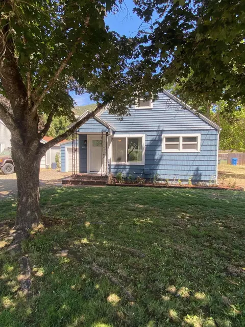 917 2nd Ave, Gold Hill, OR 97525