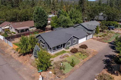 585 Alpine St, Shady Cove, OR 97539
