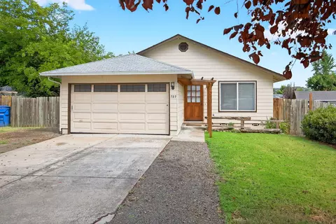 589 Clearview Way, Eagle Point, OR 97524