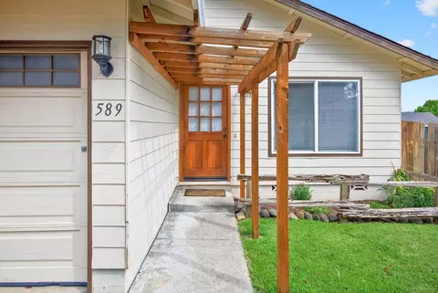 589 Clearview Way, Eagle Point, OR 97524 photo 2