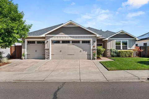 949 Arrowhead Trl, Eagle Point, OR 97524