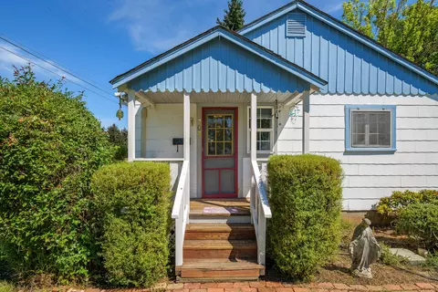 702 NE A St, Grants Pass, OR 97526