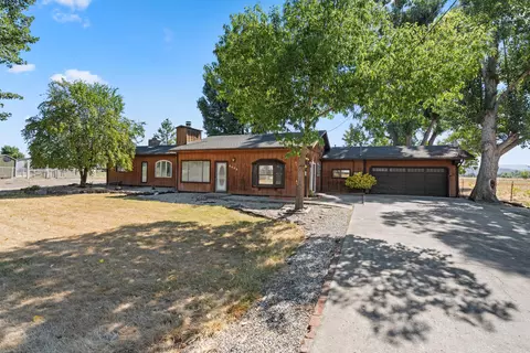 6606 Domino Rd, Central Point, OR 97502
