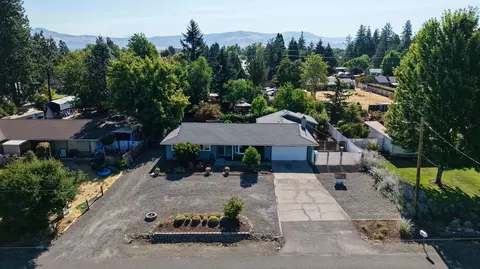 2027 Fairlane Dr, Medford, OR 97501