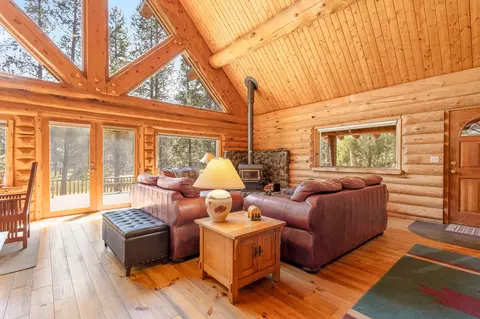 Living - 17337 Elsinore Rd, Bend, OR 97707 photo 2 of 5