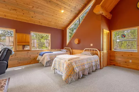 Bedroom - 17337 Elsinore Rd, Bend, OR 97707 photo 8 of 9