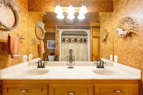 Bath - 17337 Elsinore Rd, Bend, OR 97707 photo 4 of 4
