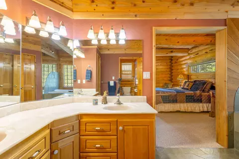 Bath - 17337 Elsinore Rd, Bend, OR 97707 photo 2 of 4