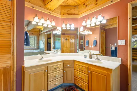 Bath - 17337 Elsinore Rd, Bend, OR 97707 photo 1 of 4