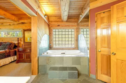 Bath - 17337 Elsinore Rd, Bend, OR 97707 photo 3 of 4