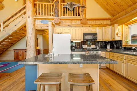 Kitchen - 17337 Elsinore Rd, Bend, OR 97707 photo 2 of 4