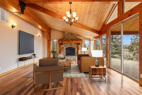 Living - 67134 Central St, Bend, OR 97703 photo 2 of 4