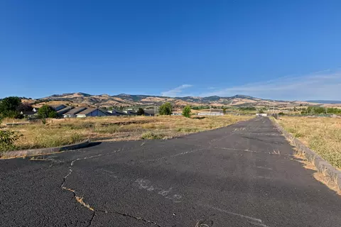 Tl3300 Suncrest Road, Talent, OR 97540
