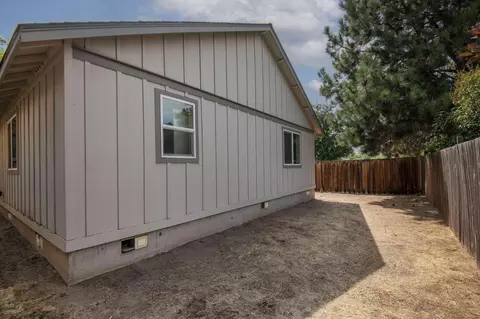 Exterior - 2870 NE Jackdaw Dr, Bend, OR 97701 photo 2 of 7