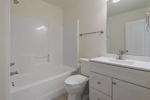 Bath - 2870 NE Jackdaw Dr, Bend, OR 97701 photo 3 of 3