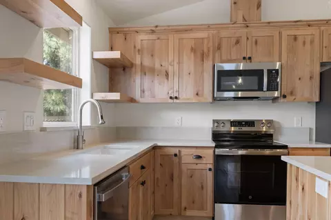 Kitchen - 2870 NE Jackdaw Dr, Bend, OR 97701 photo 3 of 3