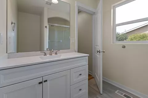 Bath - 2870 NE Jackdaw Dr, Bend, OR 97701 photo 1 of 3