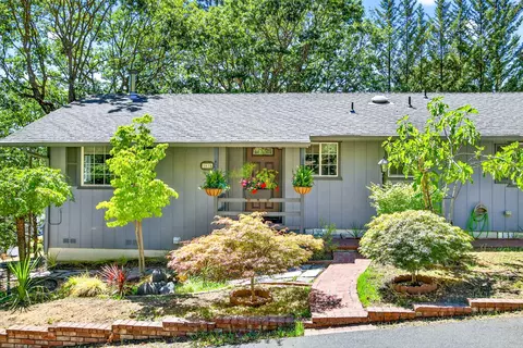 1614 NE Hillcrest Dr, Grants Pass, OR 97526