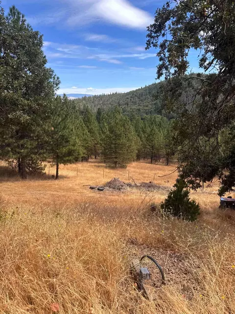 4586 W Griffin Creek Rd, Medford, OR 97501
